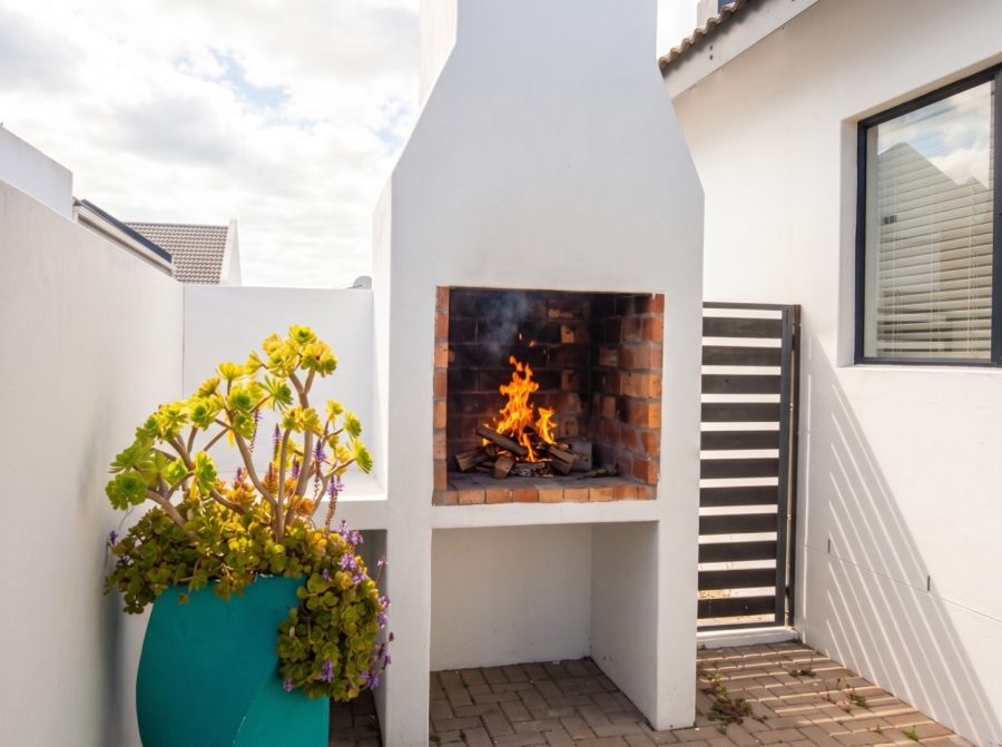 To Let 3 Bedroom Property for Rent in Golden Mile Western Cape